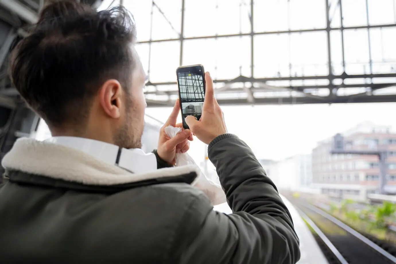 Nahaufnahme eines Mannes beim Fotografieren.