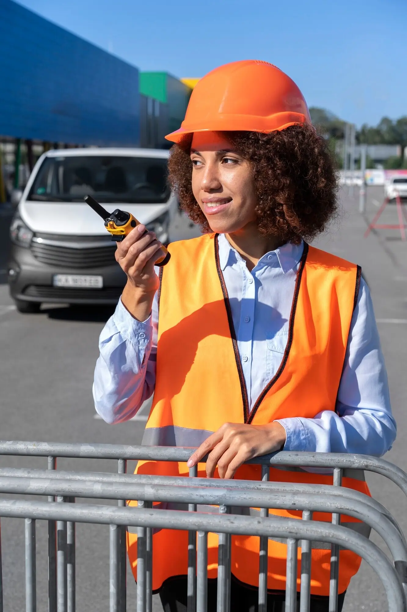 Vorderansicht einer Frau, die einen Helm trägt.